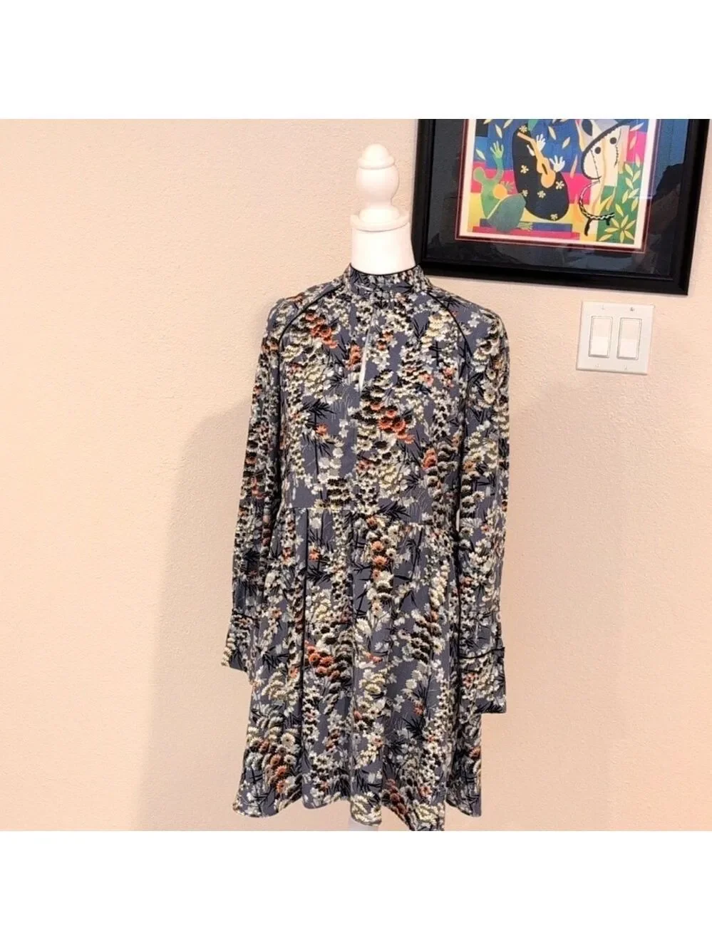 Zara Basic Floral Dress size Large, keyhole on the front,long zipper on the back - Picture 2 of 11